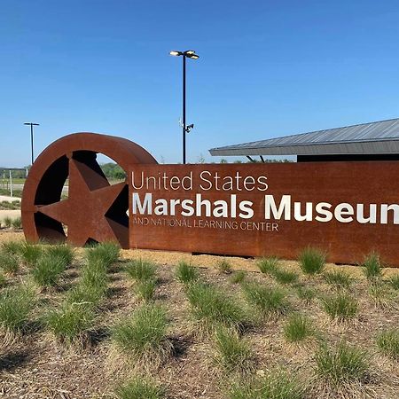 Old Fort Loft King & Queen Suites Nearest Accomodation To Marshals Museum Power Your Ev For Free! Fort Smith Exteriör bild