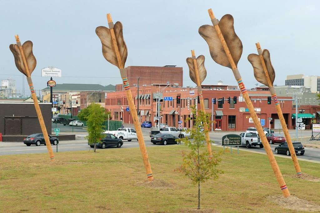 Old Fort Loft King & Queen Suites Nearest Accomodation To Marshals Museum Power Your Ev For Free! Fort Smith Exteriör bild