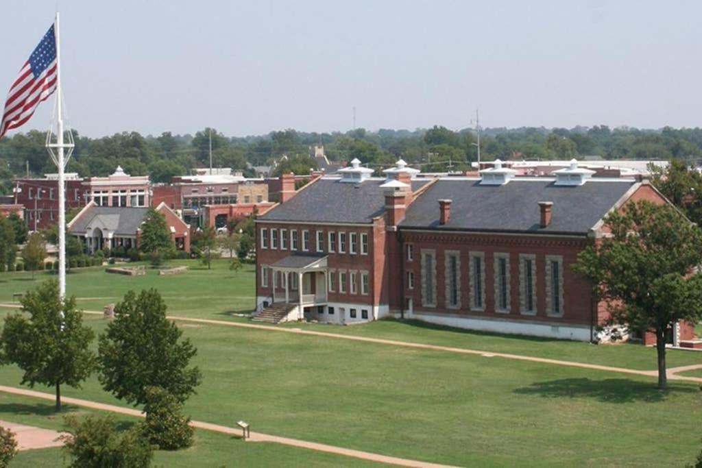 Old Fort Loft King & Queen Suites Nearest Accomodation To Marshals Museum Power Your Ev For Free! Fort Smith Exteriör bild